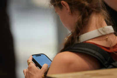 UK unveils plans for social media curfew for older teens—but it's voluntary